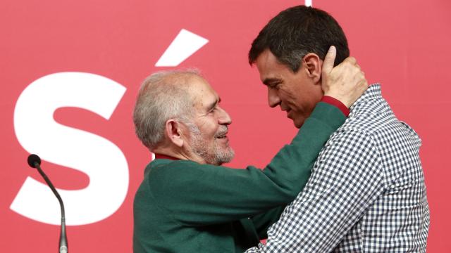 El expresidente de la Junta Demetrio Madrid con el presidente del Gobierno, Pedro Sánchez, en un acto en León en abril de 2017