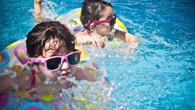 Dos niñas en una piscina.