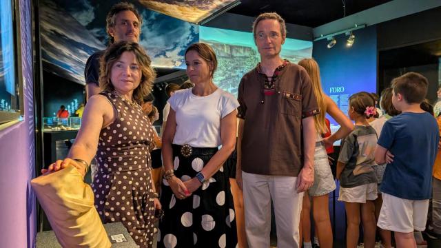 Gema Sala, Chema Galán, Encarnación Hernández y Rafael Moya en una de las salas del Marq con los alumnos de la escuela de verano infantil.