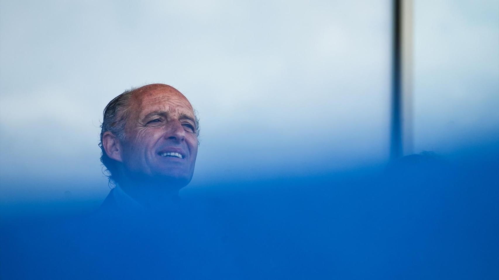 Camps difunde una encuesta que le sitúa como el  presidente  preferido por el centro derecha ante el estupor del PP