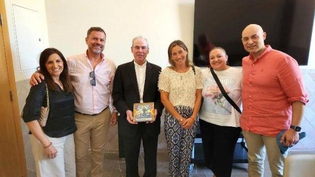 Jesús Catalá con el equipo médico de la UCI del Hospital Vithas Málaga.
