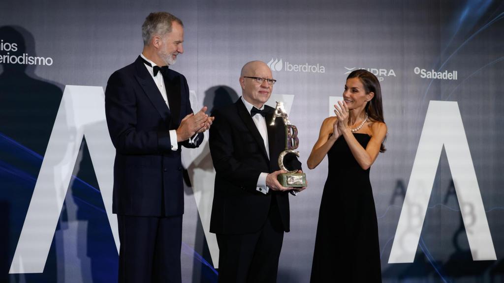 Los Reyes junto al premiado Jorge Fernández Díaz.