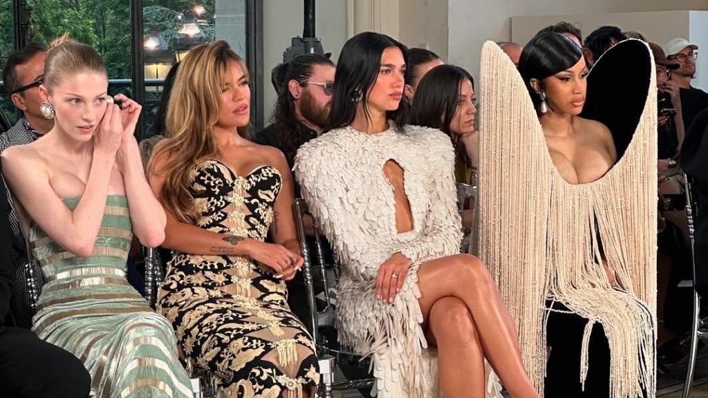 Foto mítica de la 'fila frontal' hecha por Chiara Ferragni, también invitada al desfile.