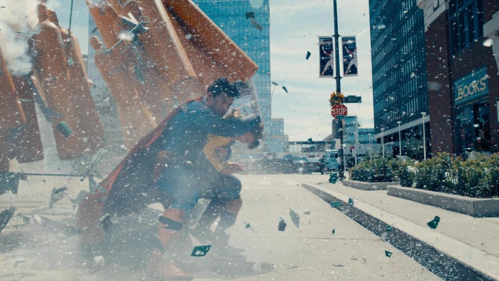 Superman salva a un niño en el filme de James Gunn