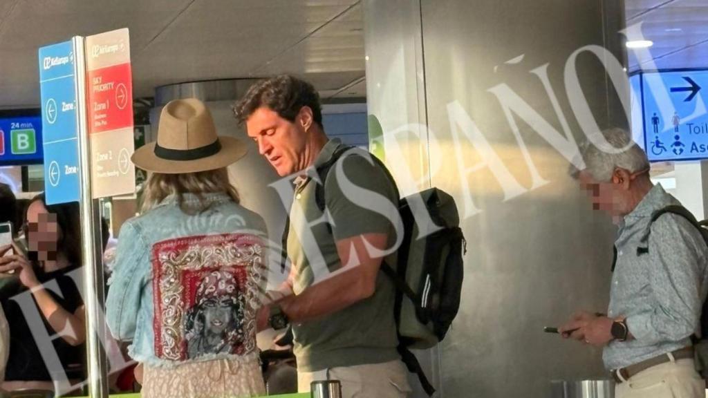 Makoke y Gonzalo Fernández, este miércoles 9 de julio de 2025, en la puerta de vuelo del vuelo 6029 a Ibiza.