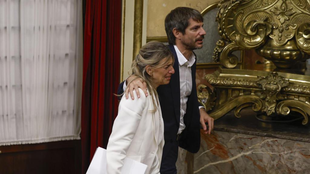 La vicepresidenta segunda y ministra de Trabajo, Yolanda Díaz, emocionada junto a Ernest Urtasun, ministro de Cultura, durante el pleno en el Congreso de los Diputados, este miércoles.