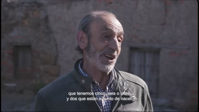 Aquilino de Dios en la grabación de un reportaje promocional de los cultivos de Arabayona junto a Miguel Ángel Muñoz