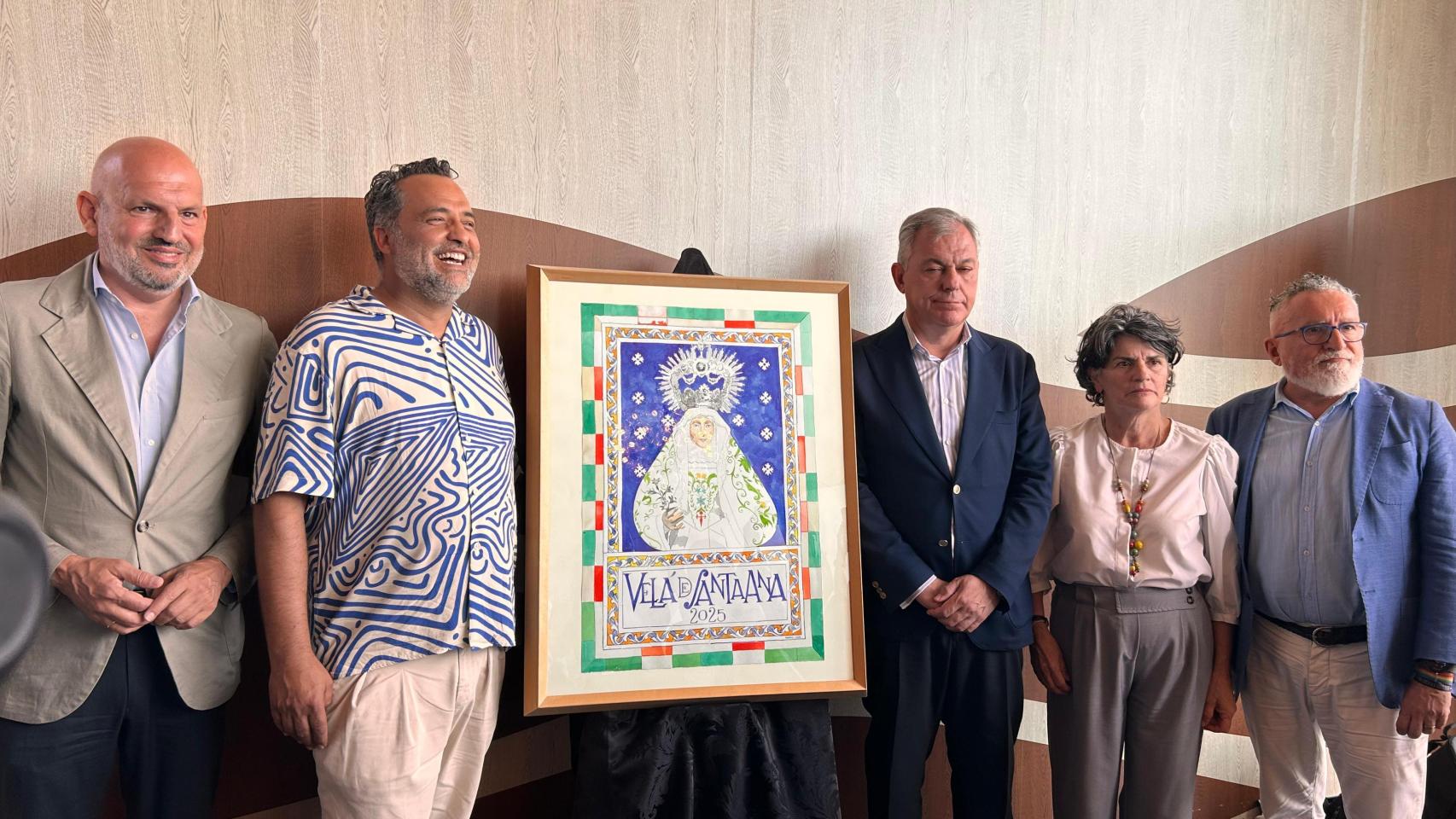 Imagen del cartel de la Velá de Santa Ana junto a su autor, Manolo León; el alcalde de Sevilla, José Luis Sanz y el delegado de Fiestas Mayores, Manuel Áles.