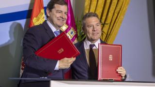 El presidente de la Junta de Castilla y León, Alfonso Fernández Mañueco, y el presidente de la Junta de Comunidades de Castilla-La Mancha, Emiliano García-Page, firman un convenio de colaboración en materia de asistencia sanitaria entre ambas comunidades.