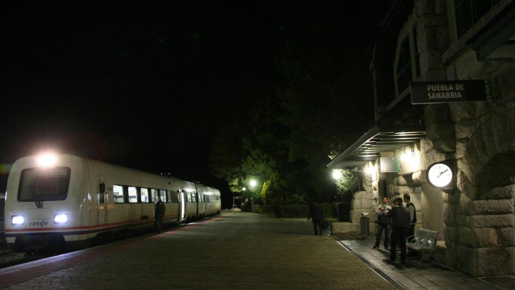 El tren que hace el trayecto de Sanabria a Orense en la estación de Puebla