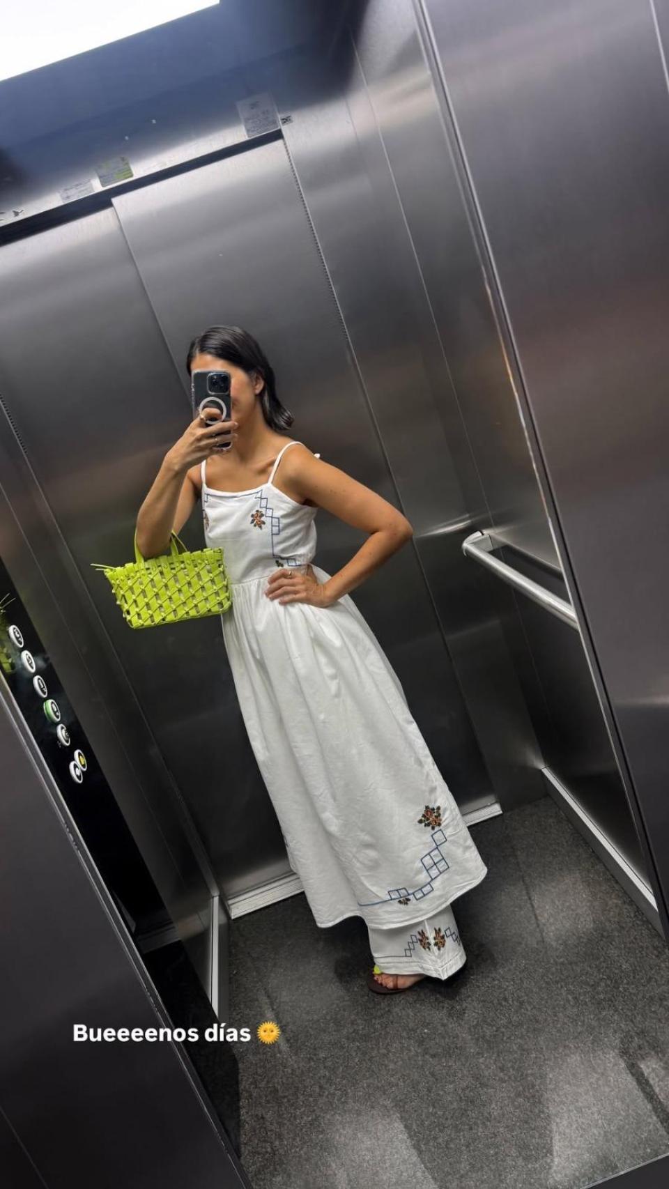 María García de Jaime, con vestido de parfo y pantalones.