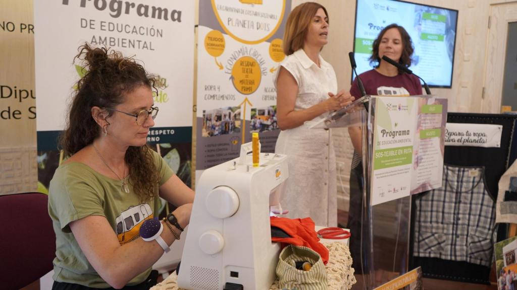 La diputada de Promoción Provincial y Desarrollo Rural Sostenible, Magdalena Rodríguez, presentando la caravana textil