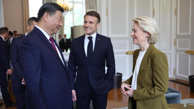 Emmanuel Macron, Xi Jinping y Úrsula von der Leyen.