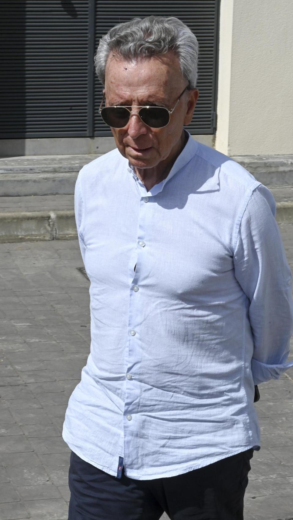 José Fernando, envuelto por José Ortega Cano y su hermana Gloria Camila, va a la funeraria para dar un último adiós a su ex Parte, Michu
