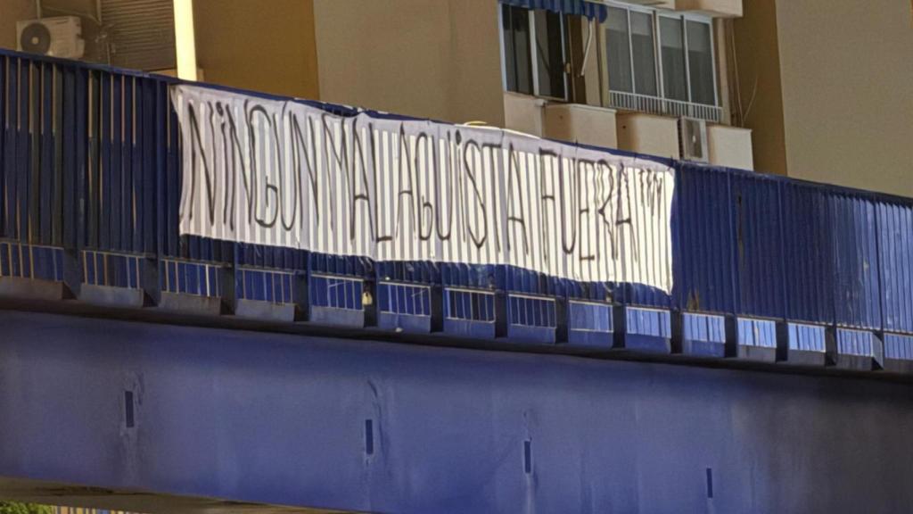 Pancartas contra instituciones por la gestión de la Nueva Rosaleda