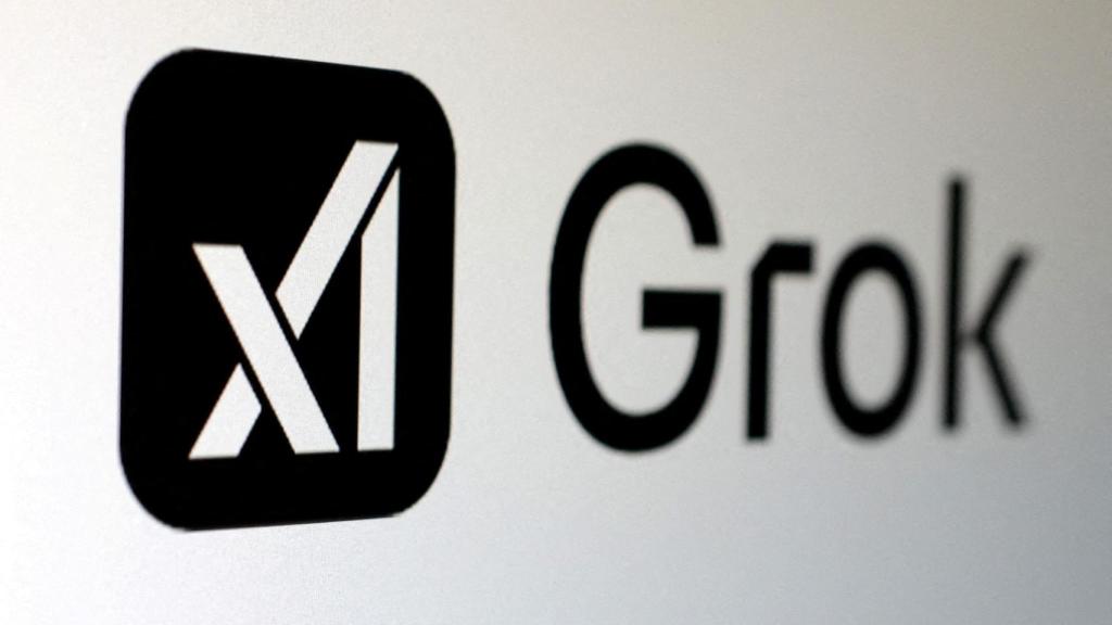 Los logotipos de xAI y Grok se ven en esta ilustración tomada el 16 de febrero de 2025.
