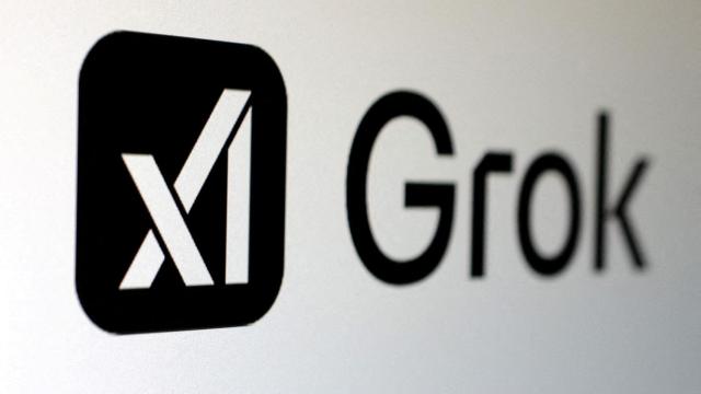 Los logotipos de xAI y Grok se ven en esta ilustración tomada el 16 de febrero de 2025.