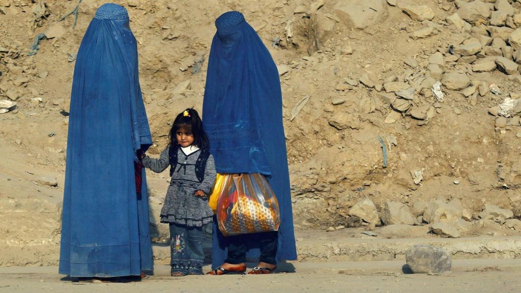 Mujeres afganas con niña.