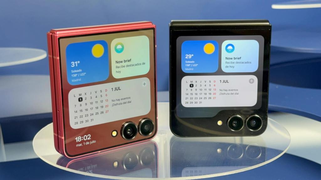 Samsung Galaxy Z Flip 7 (izqda) y Galaxy Z Flip 7 FE (dcha).
