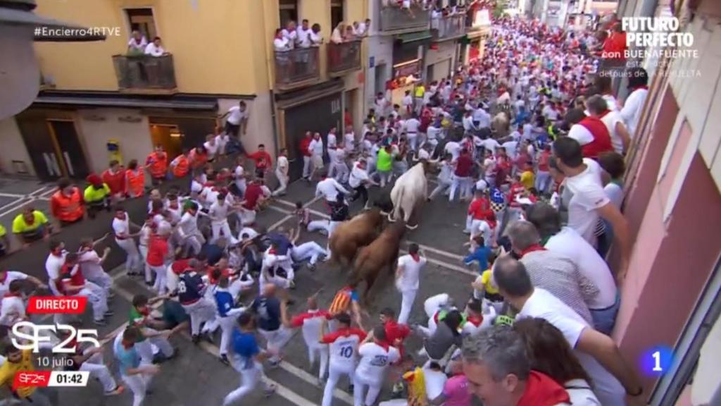 Mozos en el suelo.