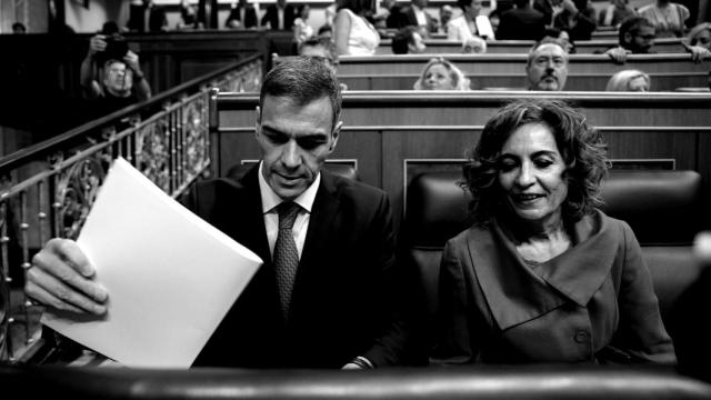 El presidente del Gobierno, Pedro Sánchez y la vicepresidenta primera y ministra de Hacienda, María Jesús Montero, durante un pleno extraordinario, en el Congreso de los Diputados, a 9 de julio de 2025, en Madrid (España).