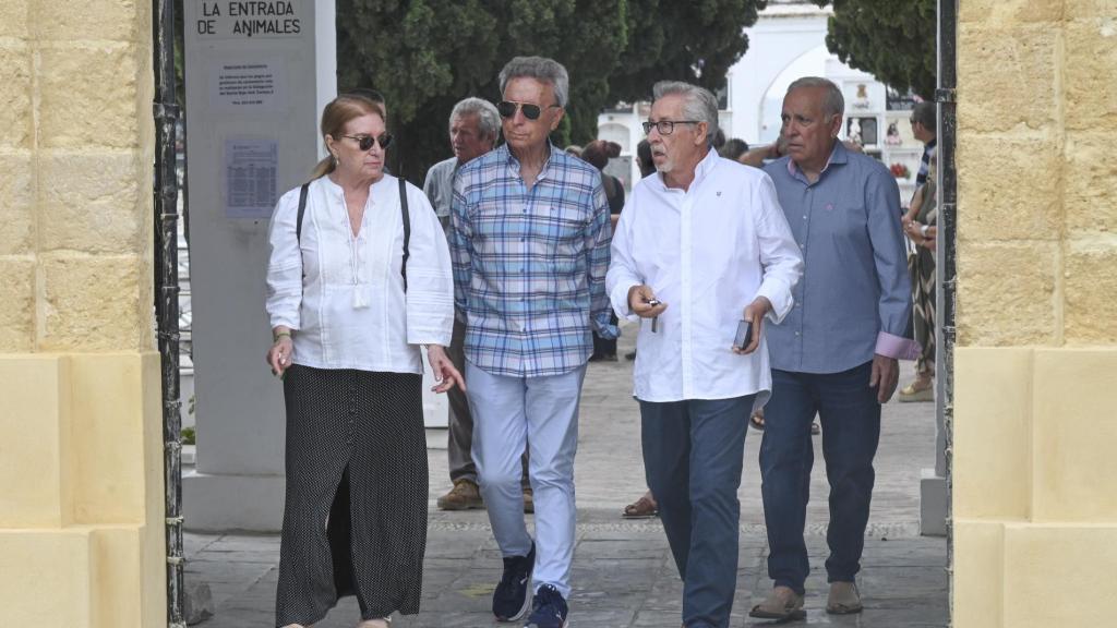 José Ortega Cano, en el cementerio de San Miguel de Arcos de la Frontera, en Cádiz, con sus cuñados, Gloria Mohedano y José Antonio.