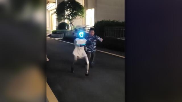 Robot Unitree corriendo con niños en China.