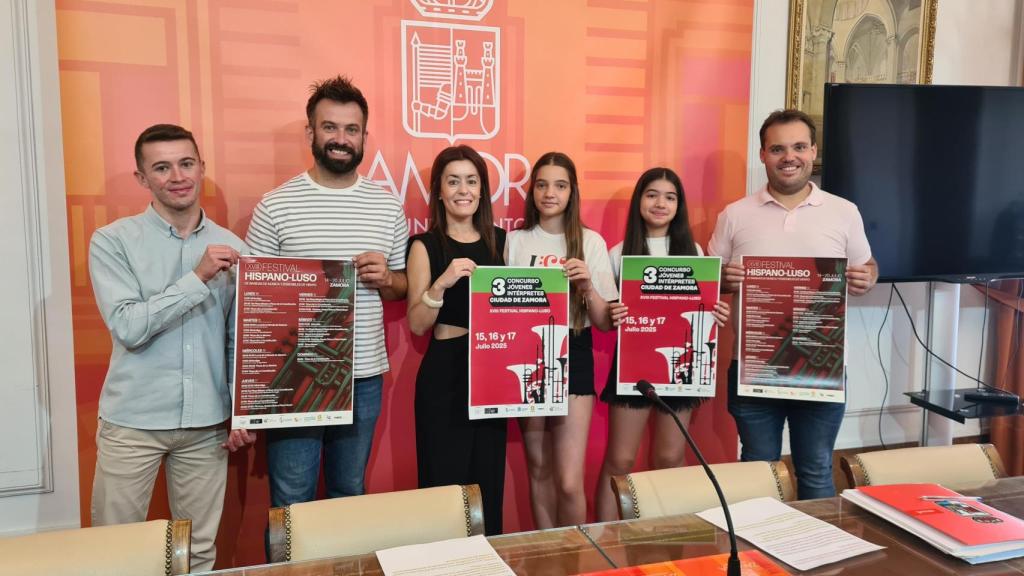 La concejala Sara de la Higuera, el director de la Banda de Música de Zamora, Manuel Alejandro López, el concejal de Promoción Económica, David Gago, el representante de Caja Rural de Zamora, Sergio Esteban, y las jóvenes músicas Bea y Paula