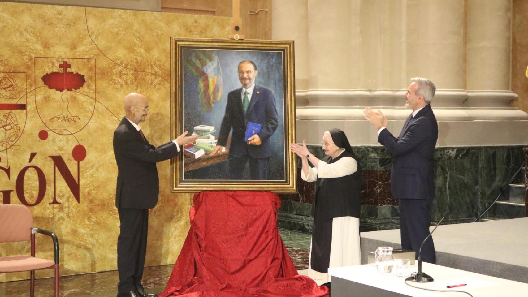 Un emocionado Lambán recibe su retrato de expresidente:  El PSOE me duele en el alma, pero Aragón me alegra el corazón 