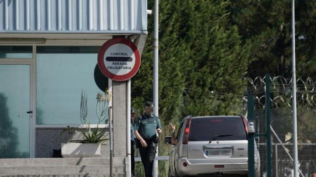 Control de acceso de entrada del Centro Penitenciario de Asturia, este jueves donde las seis sindicalistas conocidas como las 'Seis de la Suiza' que fueron condenadas por coacciones al propietario de una pastelería de Gijón, han ingresado para cumplir una pena individual de tres años y medio de prisión