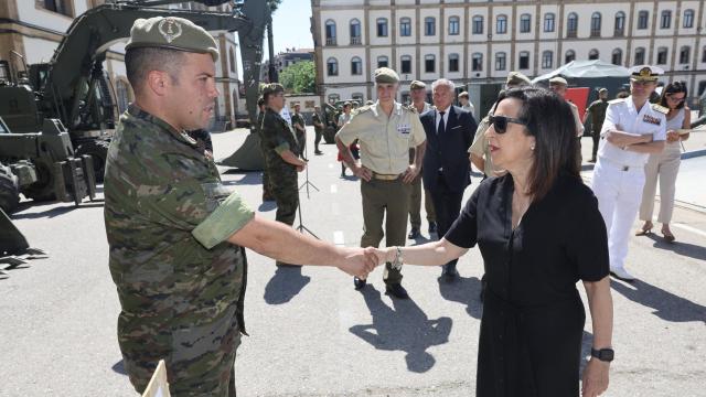 La ministra Margarita Robles en el patio de armas del Regimiento de Especialidades de Ingenieros nº 11, con base en Salamanca