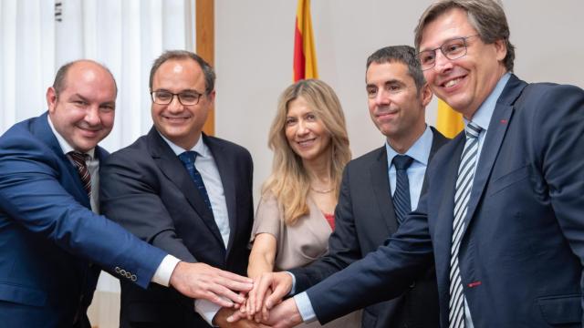 La vicepresidenta Mar Vaquero, con los responsables de Mecanus Innovación y GDELS-Santa Bárbara Sistemas