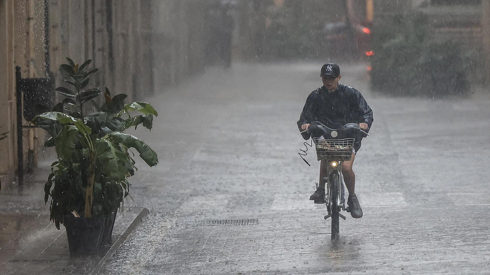 Imagen de archivo de lluvias en Valencia. Rober Solsona / Europa Press