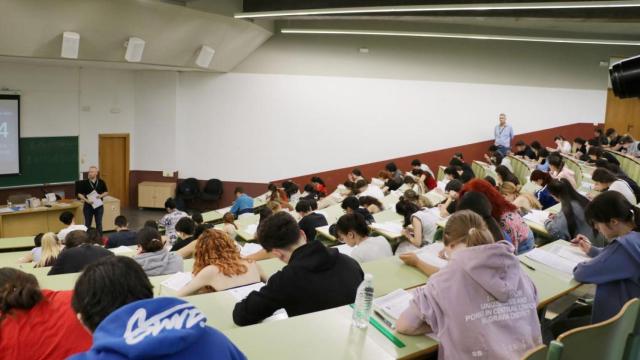 Alumnos haciendo exámenes en la Universidad de León.