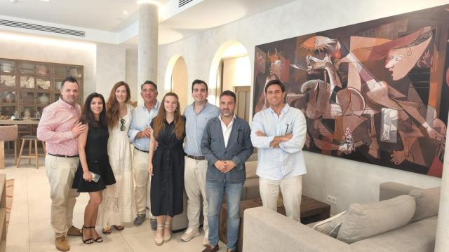 Directivos de la cadena hotelera y el concejal de Turismo, entre otros, en el interior del nuevo hotel.