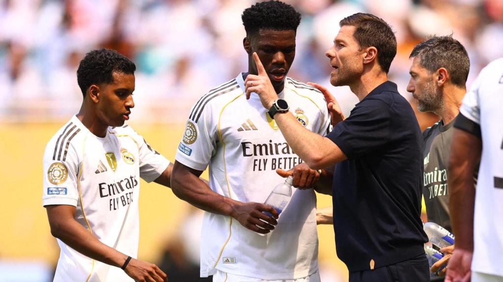 Xabi Alonso da instrucciones a Tchouaméni durante el partido ante el Al-Hilal.