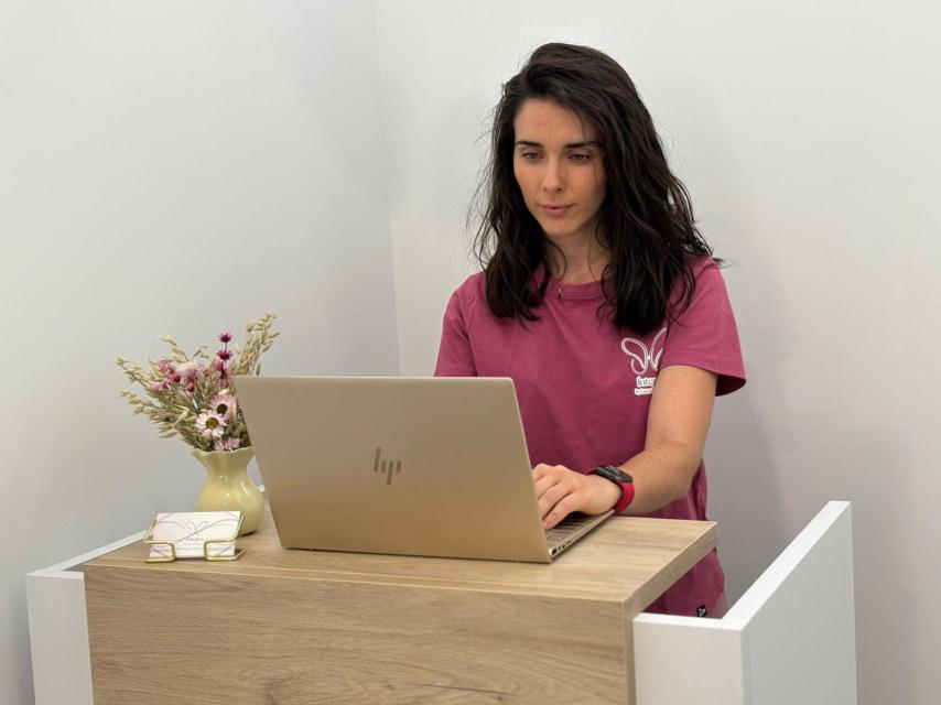 Laura trabajando