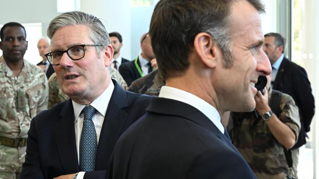 El primer ministro británico, Keir Starmer, y el presidente francés, Emmanuel Macron, durante una visita militar conjunta al centro MARCOM, centro de mando marítimo en Northwood, el 10 de julio de 2025 en Londres, Inglaterra.