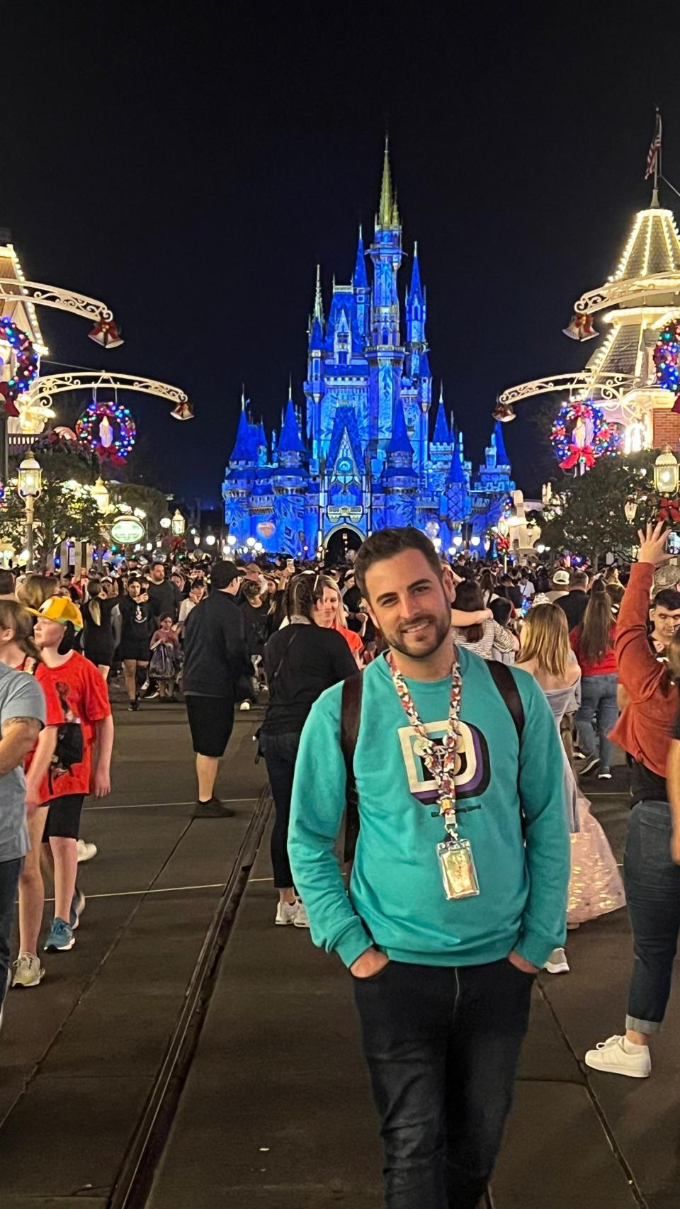 Álvaro posando delante de uno de los castillos de Disney en el parque de Orlando.