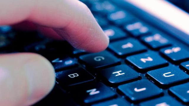 Una mano presiona las teclas de un ordenador: la facilidad de acceso a modelos de inteligencia artificial está permitiendo a delincuentes generar imágenes de abuso infantil sin necesidad de contactar con nuevas víctimas.