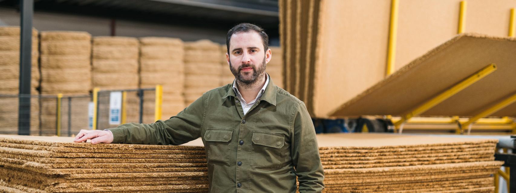 David Camba, CEO y fundador de Birdmind, con varios tablones de cascarilla de arroz.