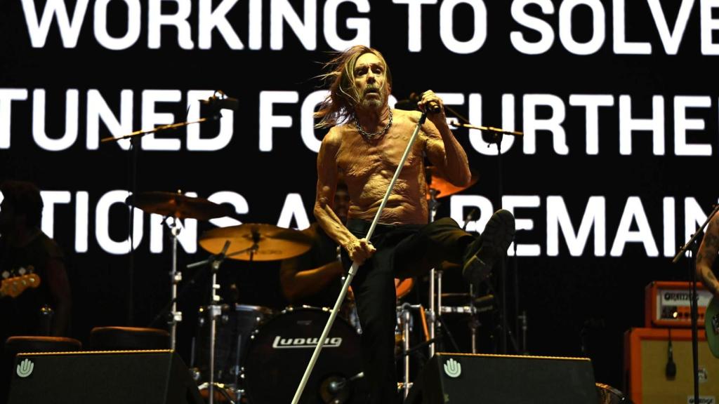 Iggy Pop durante el parón al comienzo de su concierto en el Mad Cool 2025. Foto: FERNANDO VILLAR / EFE