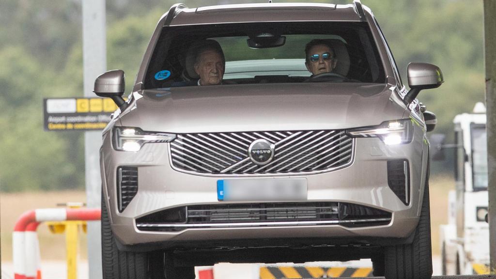 El rey Juan Carlos se traslada con Pedro Campos hasta el domicilio de su amigo en Sanxenxo, donde se aloja en sus visitas a esta localidad de Pontevedra.