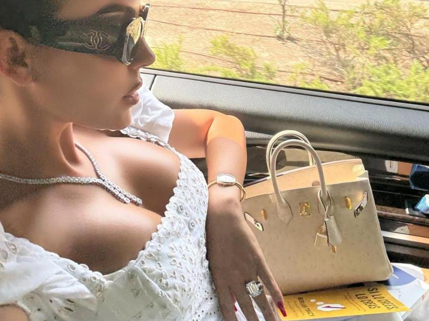 Georgine con gafas Gucci.