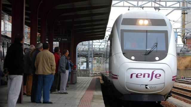Llegada en pruebas del tren Alvia a Ponferrada (León), en su linea Vigo - Barcelona