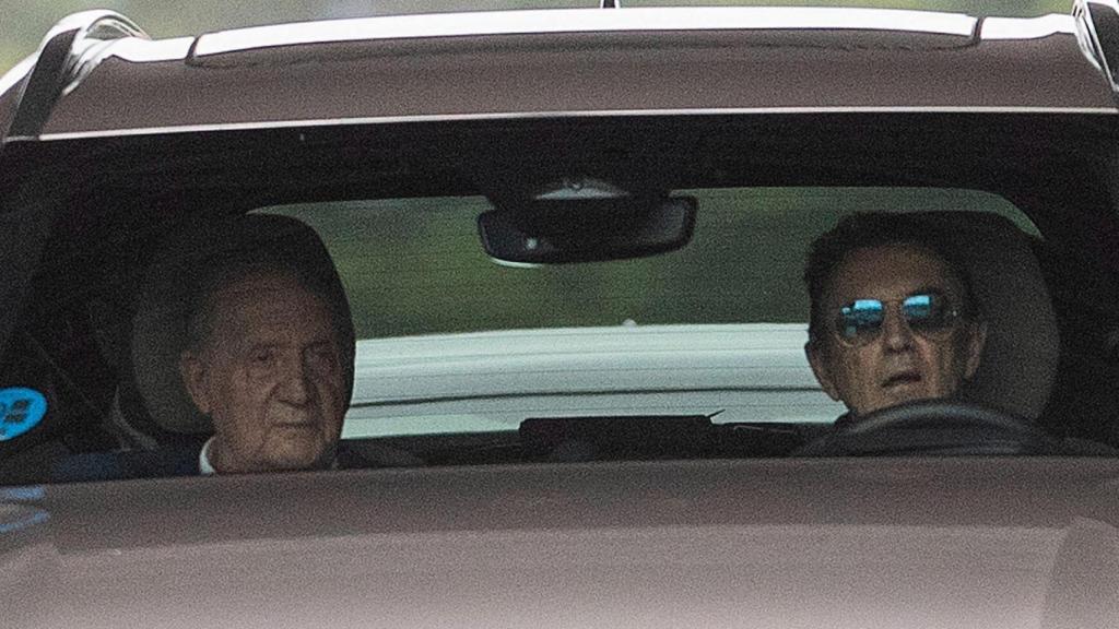 El rey Juan Carlos I, en el vehículo de su amigo Pedro Santos, se muda del aeropuerto de Vigo a Sanxenxo.
