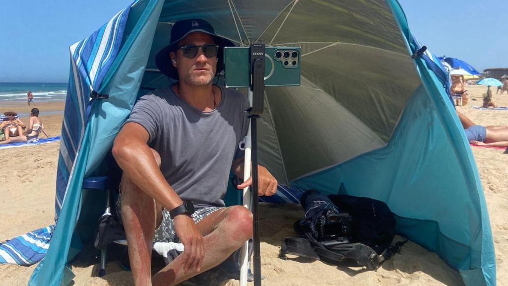 Raúl García, en una jornada laboral en la playa.