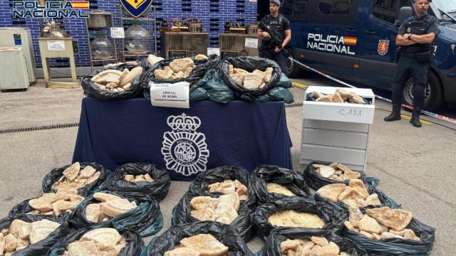 Botín de elementos precursores incautados por la Policía.