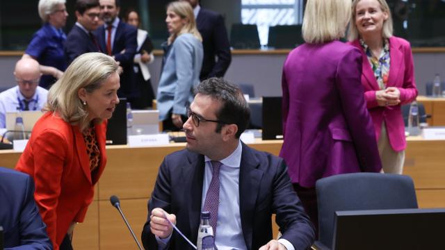 El ministro de Economía, Carlos Cuerpo, conversa con la presidenta del BEI, Nadia Calviño, durante el Ecofin de la semana pasada