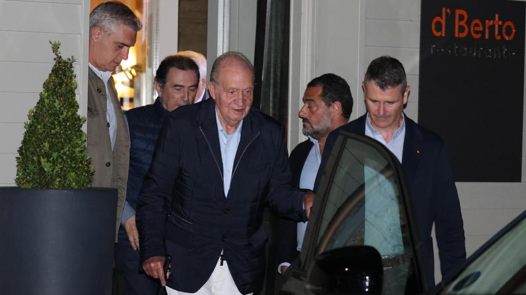 El rey Juan Carlos, durante su visita al restaurante D'Erto, en O'Grove, en abril pasado.